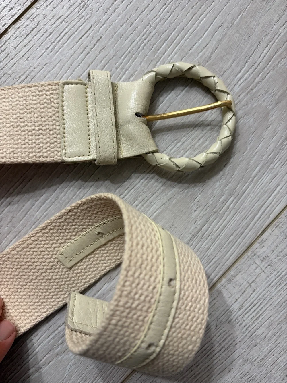 Vintage leather cream belt medium like new braided buckle gold hardware 25-29”